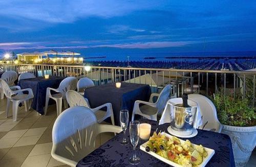 Hotel Caravelle Cattolica Exterior photo