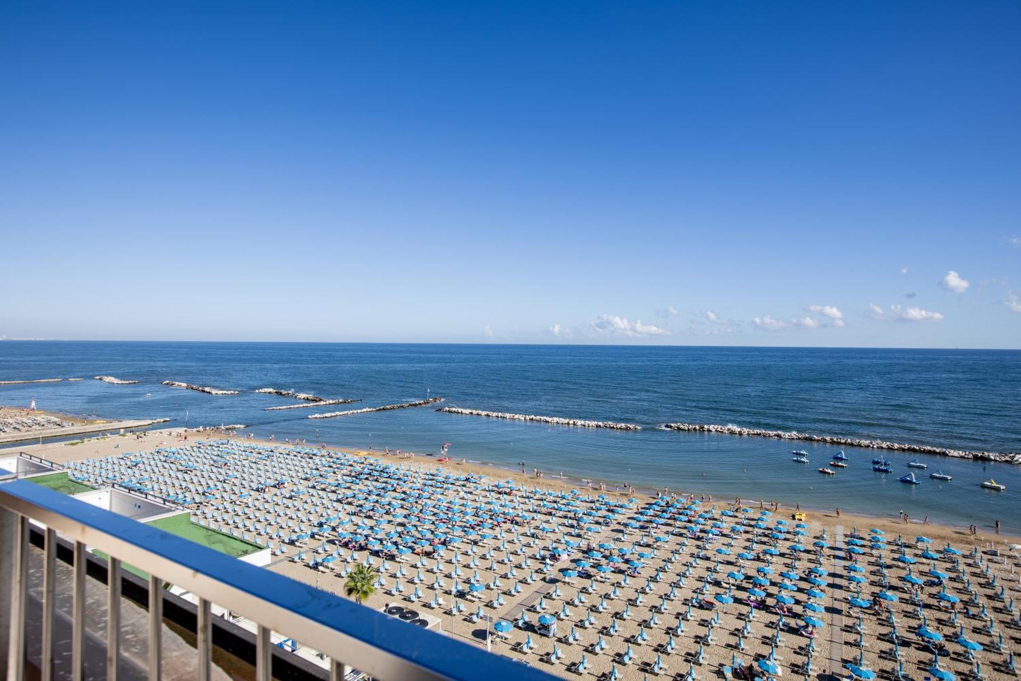Hotel Caravelle Cattolica Exterior photo