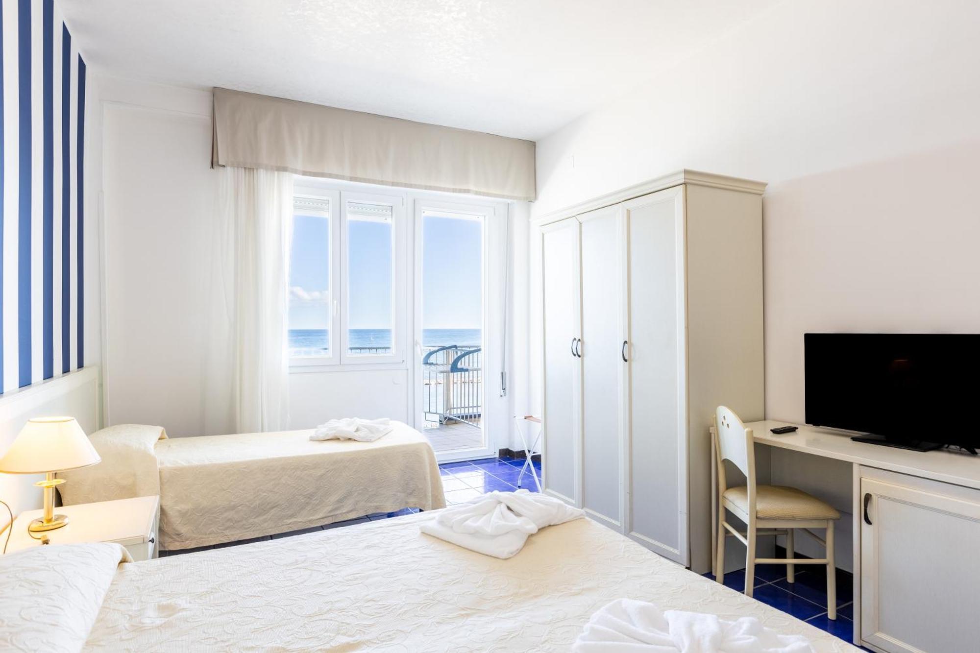 Hotel Caravelle Cattolica Exterior photo