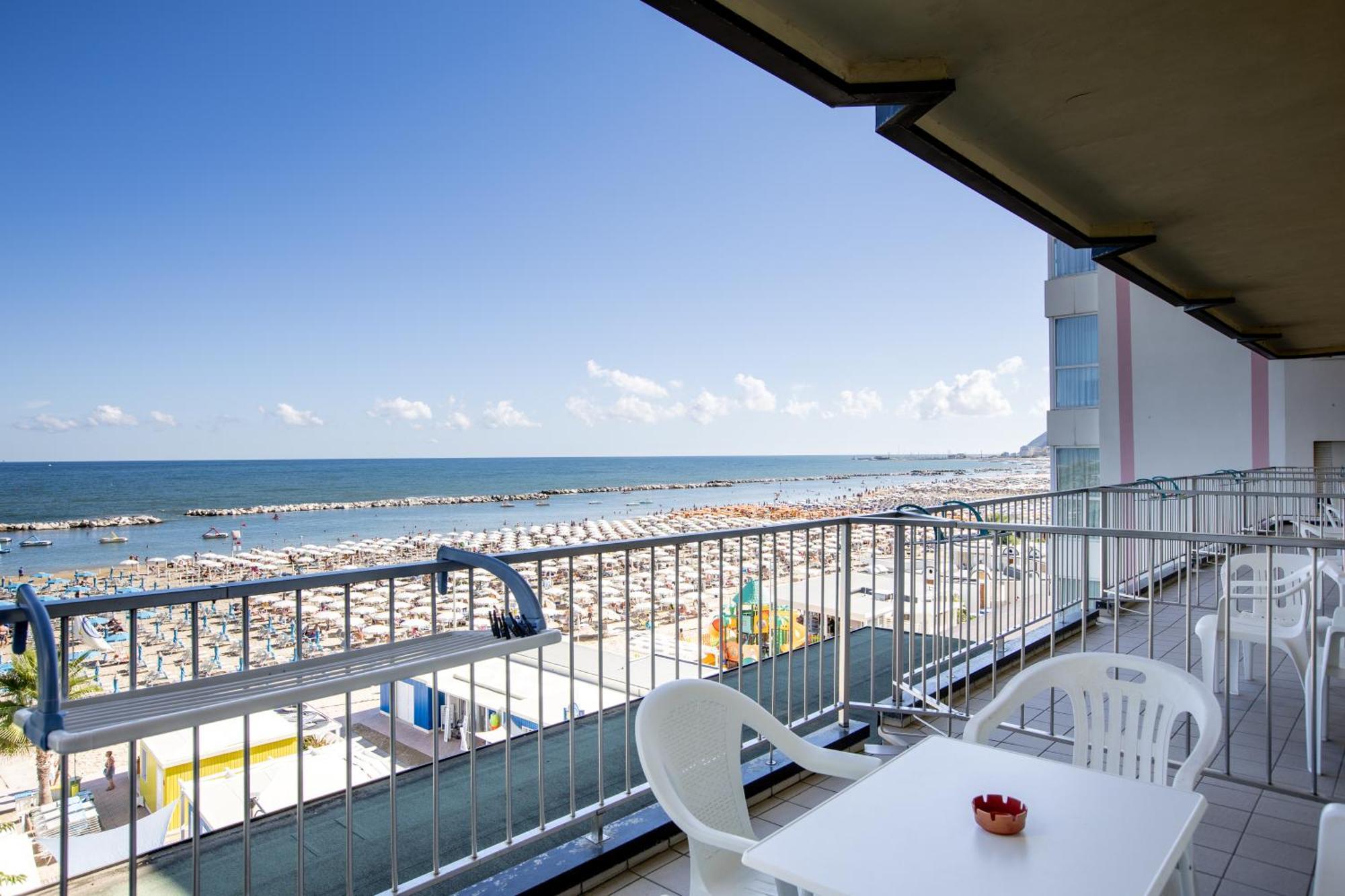 Hotel Caravelle Cattolica Exterior photo