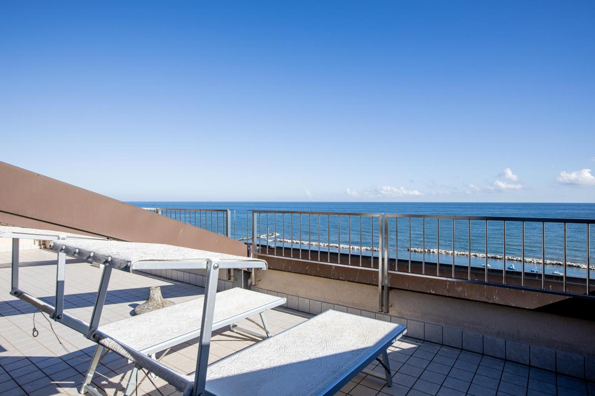Hotel Caravelle Cattolica Exterior photo